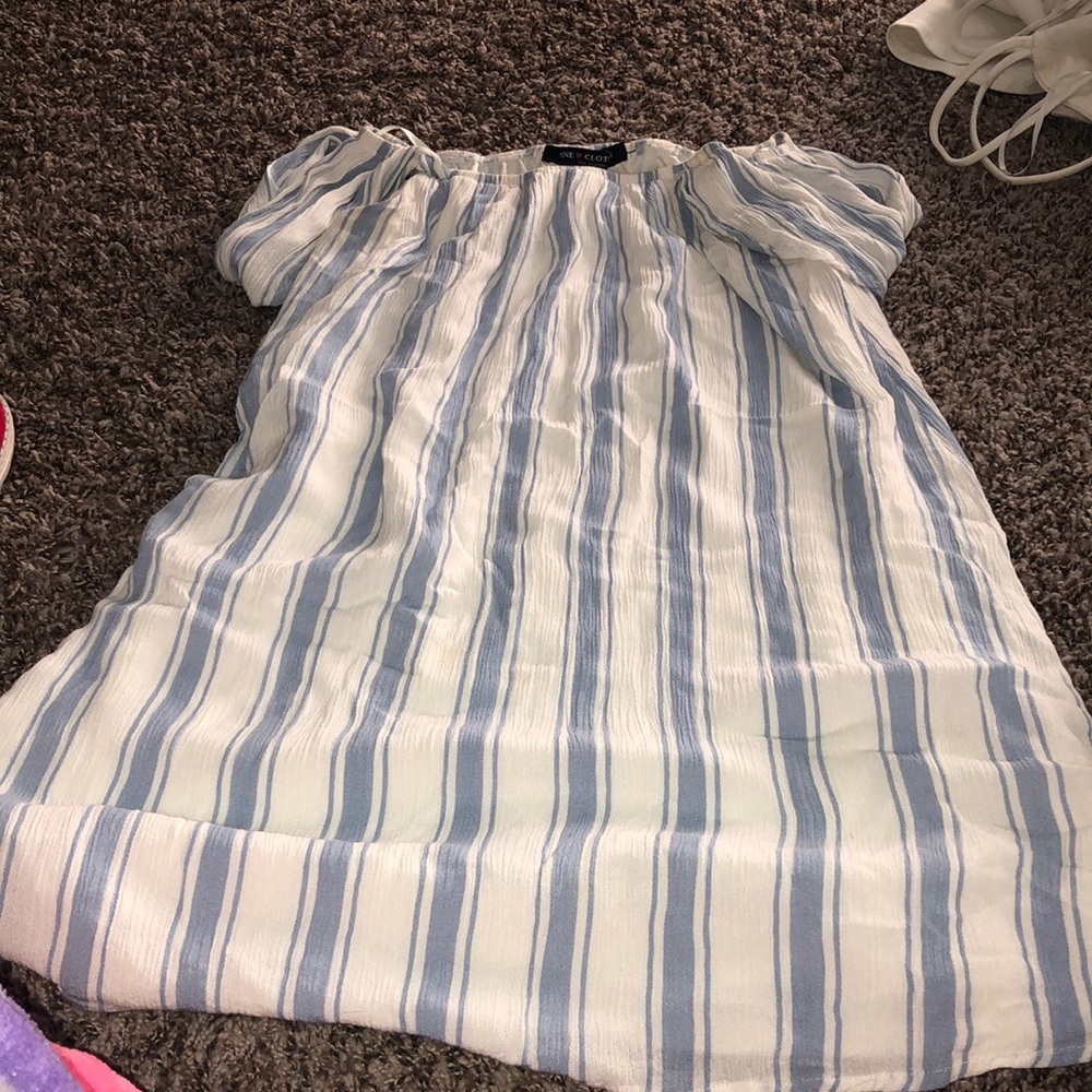 xs , can wear as a shirt with leggings or jeans